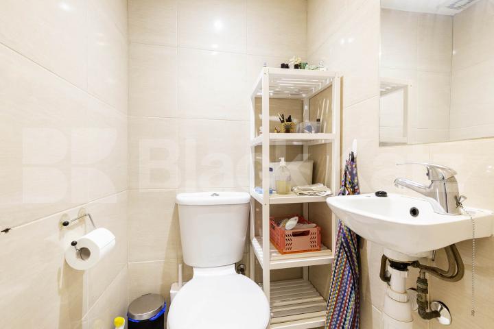 Modern studio set within a large period house mins to tube and shops Sutherland Avenue, Maida Vale